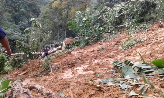 Tanah longsor telan 8 mobil di Sumbar