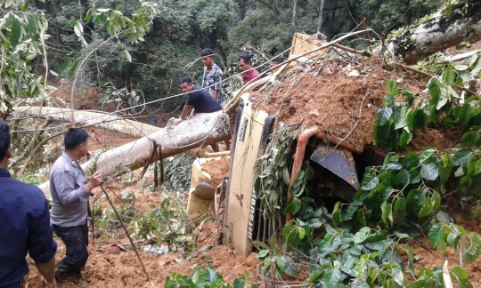 Tanah longsor telan 8 mobil di Sumbar