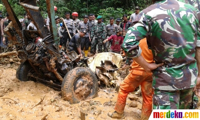 Foto : Tanah longsor telan 8 mobil di Sumbar merdeka.com