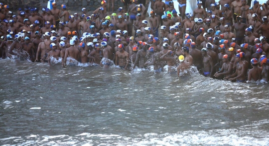 Aksi ratusan pria Sri Lanka berenang arungi lautan sejauh 3,2 km