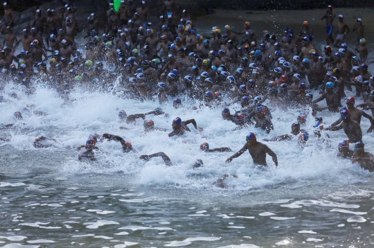Aksi ratusan pria Sri Lanka berenang arungi lautan sejauh 3,2 km