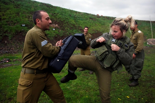 Aksi tentara cantik Israel siaga di garis depan pertempuran