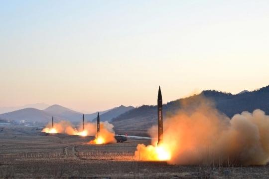 Detik-detik roket balistik Korea Utara meluncur ke laut Jepang