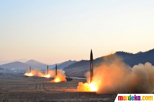 Foto tak bertanggal yang dirilis kantor berita Korea Utara (KCNA) menunjukkan detik-detik peluncuran empat roket balistik dari Pyongyang. Roket yang diuji coba oleh satuan artileri Hwasong itu meluncur sejauh 1.000 km ke laut Jepang. 