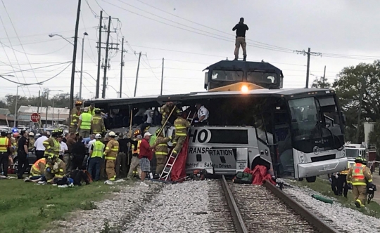 Tragis, kereta barang tabrak bus berisi rombongan lansia