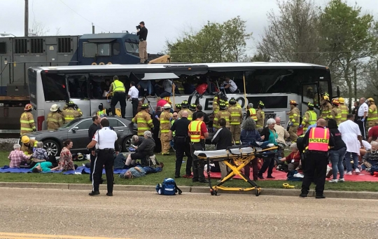 Tragis, kereta barang tabrak bus berisi rombongan lansia