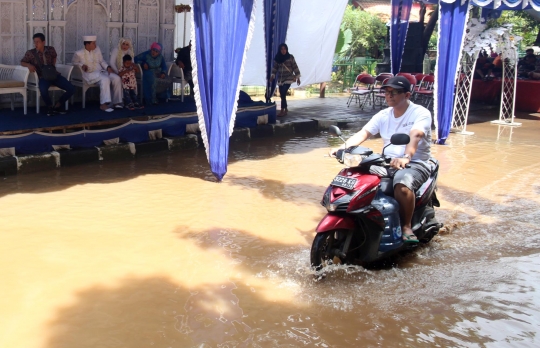 Kisah haru warga Bukit Duri nikah di tengah banjir