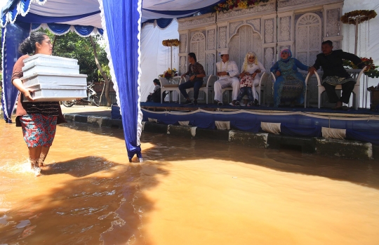 Kisah haru warga Bukit Duri nikah di tengah banjir