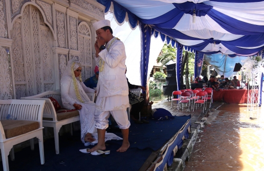 Kisah haru warga Bukit Duri nikah di tengah banjir