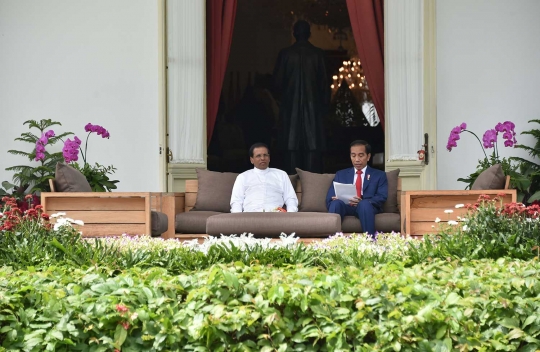 Berjas biru, Jokowi akrab ngobrol bareng Presiden Sri Lanka