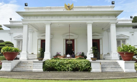 Berjas biru, Jokowi akrab ngobrol bareng Presiden Sri Lanka