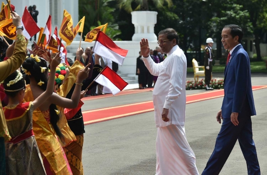 Berjas biru, Jokowi akrab ngobrol bareng Presiden Sri Lanka