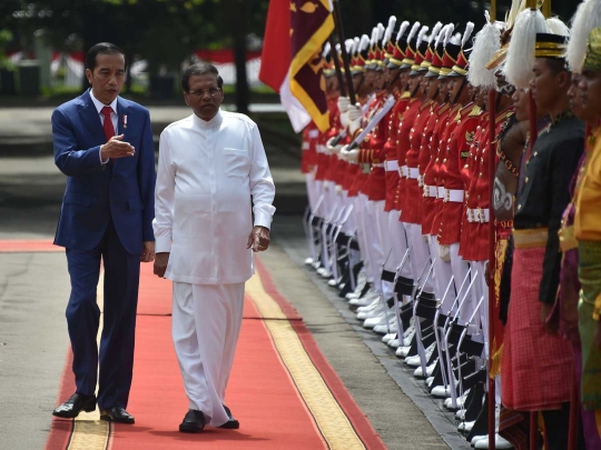 Berjas biru, Jokowi akrab ngobrol bareng Presiden Sri Lanka