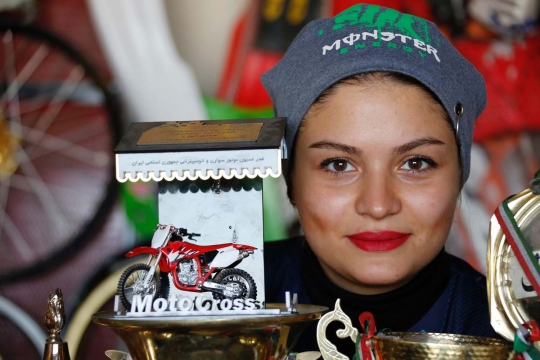 Cantiknya Shafiei, pembalap motocross wanita pertama Iran