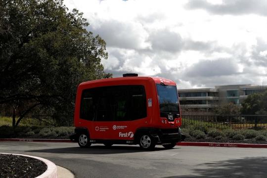 Canggihnya EZ10, bus tanpa sopir yang akan beroperasi di California
