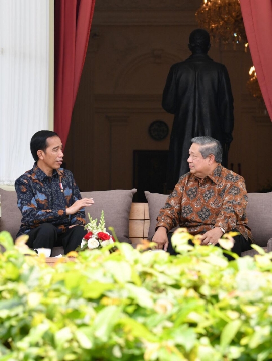 Sajian teh hangat akrabkan pertemuan Jokowi dan SBY di Istana