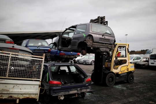 Melihat pusat daur ulang mobil terbesar di Prancis