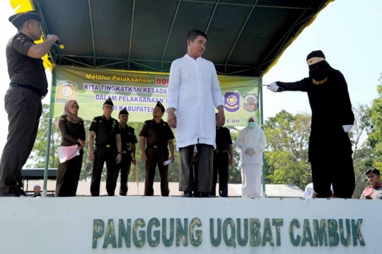 Berjudi, dua pria Buddha ini dihukum cambuk di Aceh