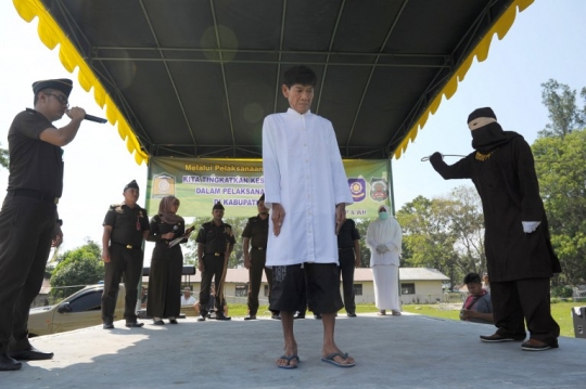 Berjudi, dua pria Buddha ini dihukum cambuk di Aceh