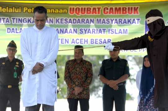 Berjudi, dua pria Buddha ini dihukum cambuk di Aceh