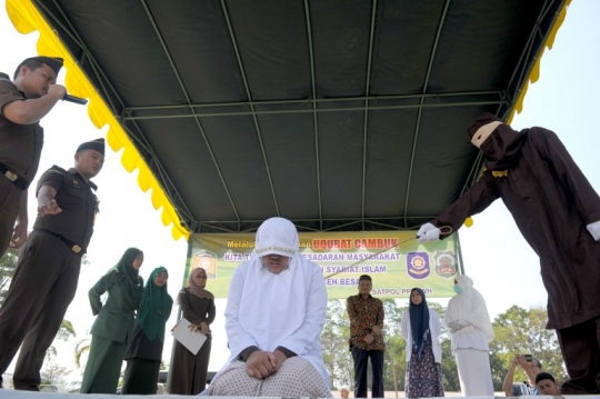 Berjudi, dua pria Buddha ini dihukum cambuk di Aceh