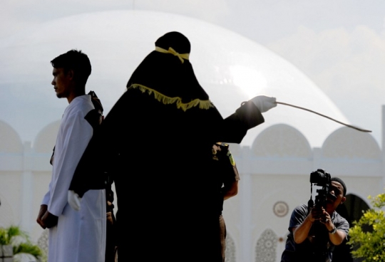 Berjudi, dua pria Buddha ini dihukum cambuk di Aceh