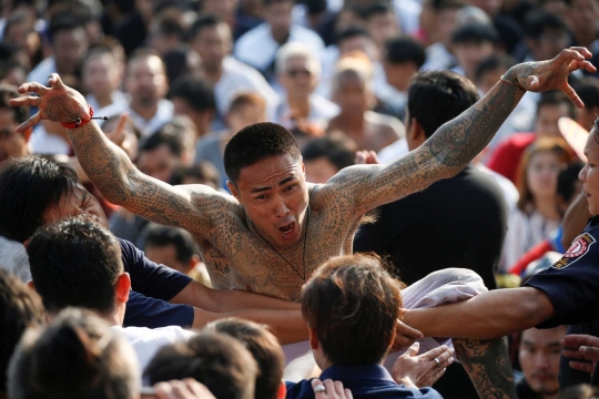 Ritual mengisi kekuatan tato suci dari Buddha