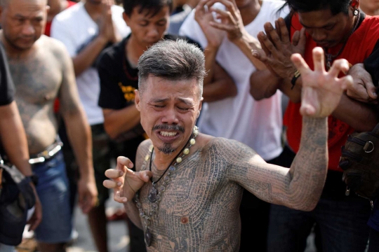 Ritual mengisi kekuatan tato suci dari Buddha