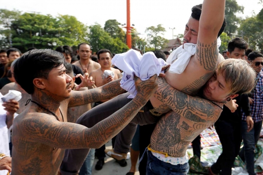 Ritual mengisi kekuatan tato suci dari Buddha