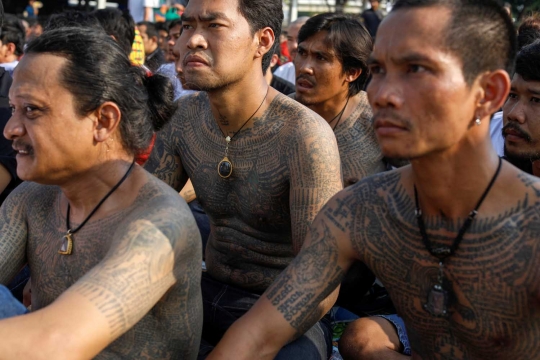 Ritual mengisi kekuatan tato suci dari Buddha