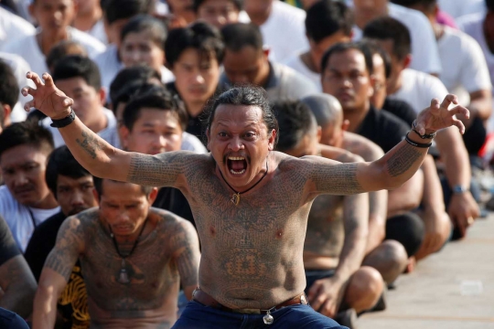 Ritual mengisi kekuatan tato suci dari Buddha