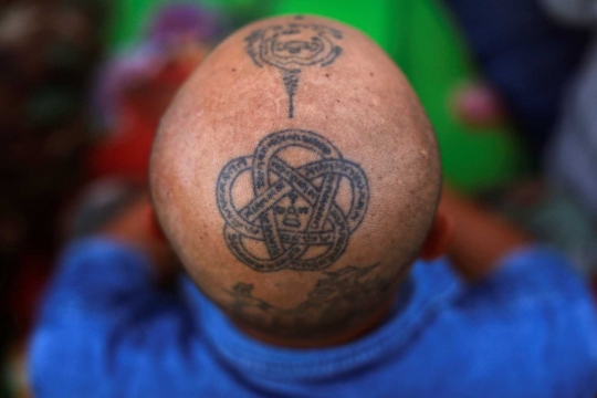 Ritual mengisi kekuatan tato suci dari Buddha