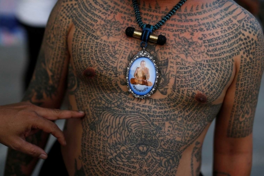 Ritual mengisi kekuatan tato suci dari Buddha