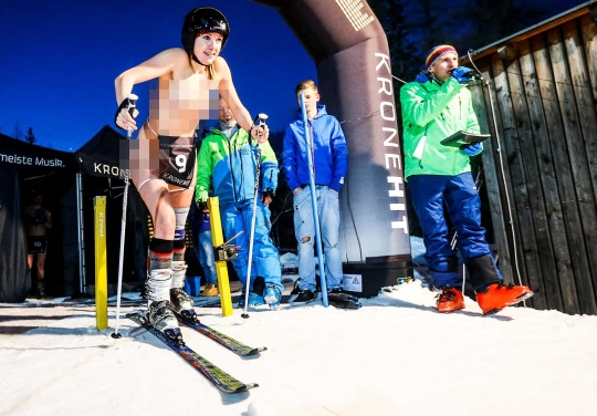 Ajang nekat meluncur tanpa busana di Naked Slalom Skirace