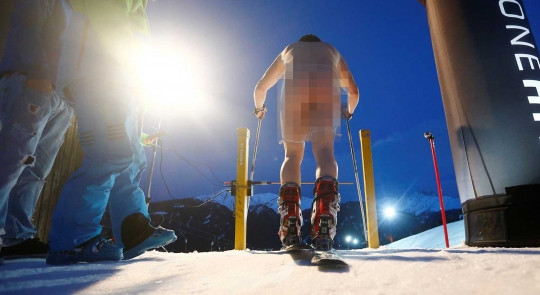 Ajang nekat meluncur tanpa busana di Naked Slalom Skirace