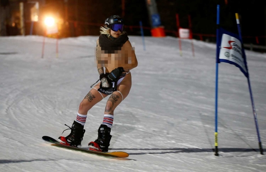 Ajang nekat meluncur tanpa busana di Naked Slalom Skirace