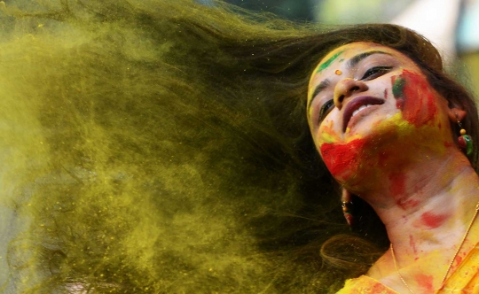 Intip gadis-gadis cantik India merayakan Festival Holi