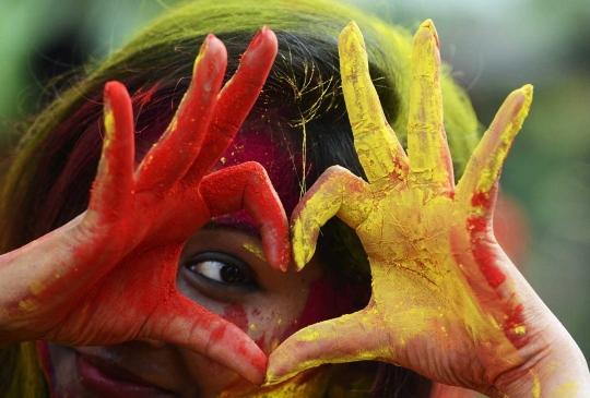 Intip gadis-gadis cantik India merayakan Festival Holi