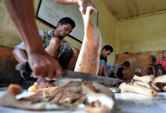 Melihat pembuatan kerupuk kulit sapi di Katulampa