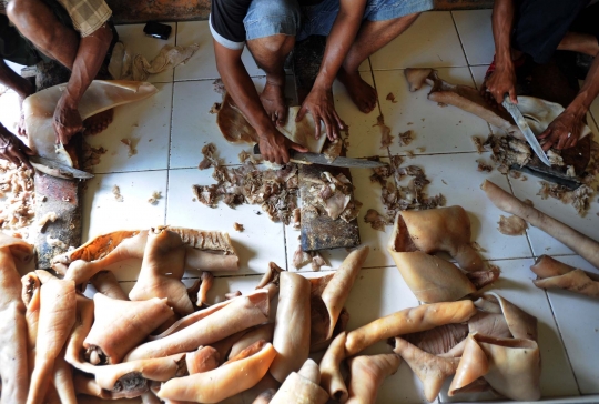 Melihat pembuatan kerupuk kulit sapi di Katulampa