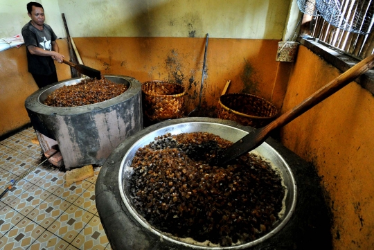 Melihat pembuatan kerupuk kulit sapi di Katulampa