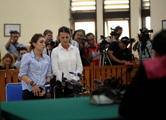 Wajah tegang bule pembunuh polisi di Kuta jalani sidang vonis