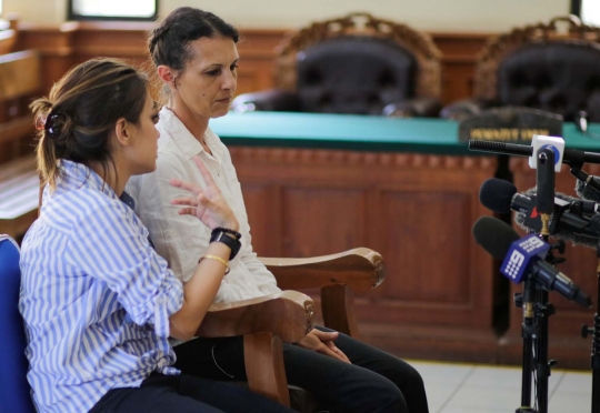 Wajah tegang bule pembunuh polisi di Kuta jalani sidang vonis