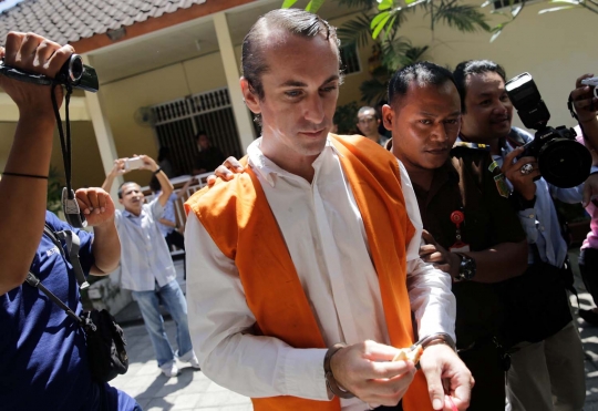 Wajah tegang bule pembunuh polisi di Kuta jalani sidang vonis