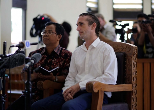 Wajah tegang bule pembunuh polisi di Kuta jalani sidang vonis