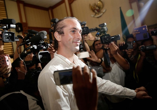 Wajah tegang bule pembunuh polisi di Kuta jalani sidang vonis