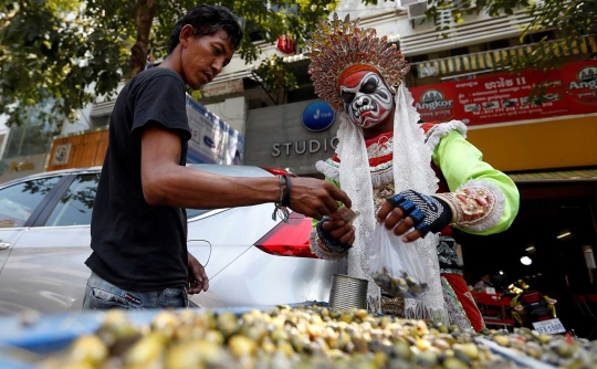 Demi menarik pelanggan, Mak Sobin sampai dandan seperti ini