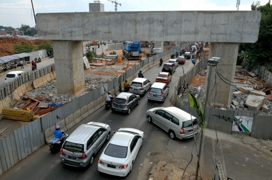 Memantau perkembangan proyek stasiun MRT Lebak Bulus