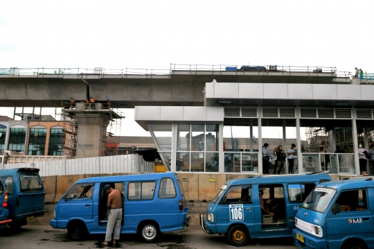 Memantau perkembangan proyek stasiun MRT Lebak Bulus