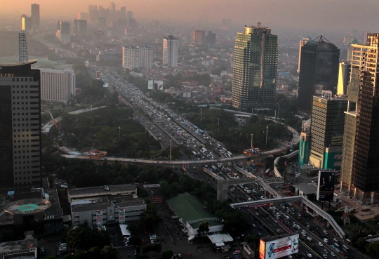 Memantau perkembangan proyek Simpang Susun Semanggi dari udara